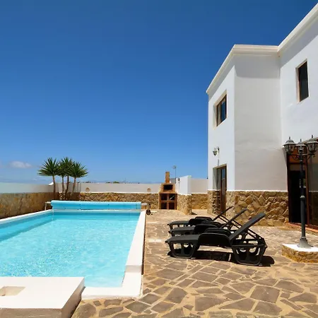 Willa Comfortable In Tinajo With Swimming Pool